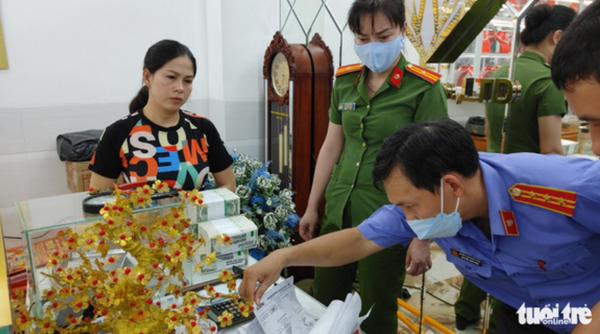 남부 안장(An Giang)성 소재 해당 금은방을 압수수색중인 공안 당국 / 출처=베트남 코리아 타임즈