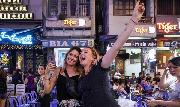 호치민시의 여행자 거리를 즐기고 있는 외국인 관광객들 (사진=연합뉴스/VN익스프레스 사이트 캡쳐)