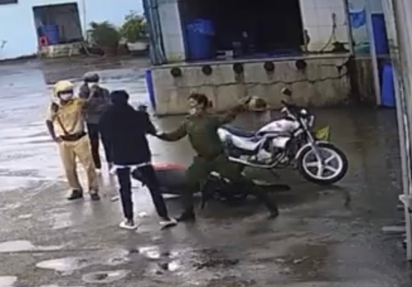 이번 논란이 된 오토바이 단속과정에서 위협적으로 폭력을 행하는 공안의 현장 모습 / 출처=베트남코리아타임즈