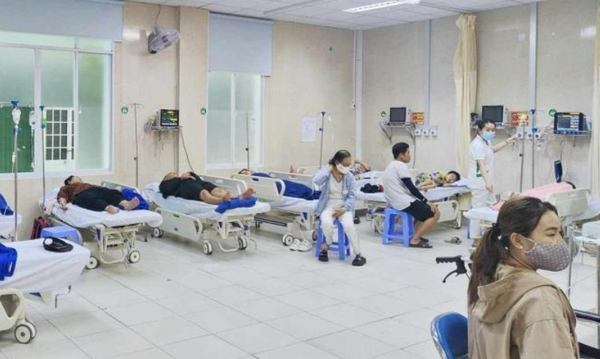냐짱의 한 대형 병원에서 식중독 환자들이 단체로 치료를 받고 있다. / 출처=VN익스프레스