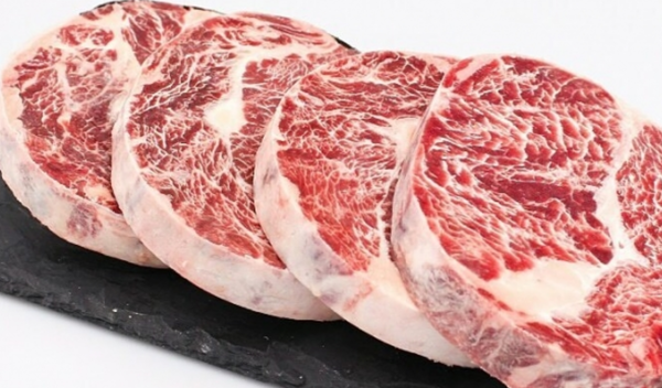 베트남 시중에서 kg당 11~24달러에 판매되고 있는 일본산 고베 쇠고기가 실제로는 소비기한이 임박한 호주산 가공육일 가능성이 높아 소비자들의 각별한 주의가 요구되고 있다. (사진=VnExpress)
