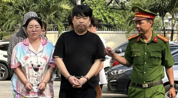 호치민 공안 마약수사대가 케타민만 300g(시중가 1억 2000만원 상당)을 포함한 50억동 상당의 마약을 전격 압수하고,한국인 8명과 베트남인 2명이 포함된 '고급 클럽 전문 마약 유통 조직'을 전격 검거.체포한 것으로 확인됐다.한국인을 포함한 조직원들의 모습. / 사진: 공안 마약수사대